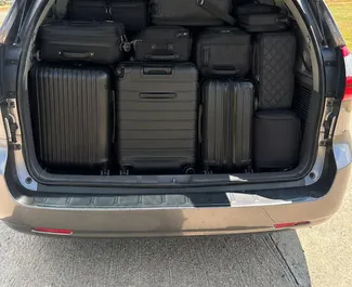 Арендуйте Toyota Sienna 2019 в Грузии. Топливо: Бензин. Мощность: 296 л.с. ➤ Стоимость от 120 GEL в сутки.