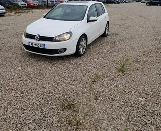 Vooraanzicht van een huurauto Volkswagen Golf 6 in Tirana, Albanië ✓ Auto #15305. ✓ Transmissie Automatisch TM ✓ 0 beoordelingen.