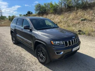 Vista frontal de un Jeep Grand Cherokee de alquiler en Tiflis, Georgia ✓ Coche n.º 16592. ✓ Automático TM ✓ 0 opiniones.