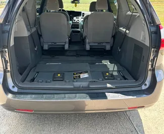 Toyota Sienna – автомобиль категории Комфорт, Минивэн напрокат в Грузии ✓ Без депозита ✓ Страхование: ОСАГО, Супер КАСКО, Полное КАСКО, Пассажиры, От угона, Без депозита.