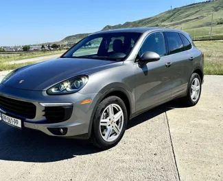 Porsche Cayenne 2018 для аренды в Тбилиси. Лимит пробега 250 км/день.