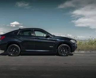 조지아에서에서 대여하는 BMW X6 2021 차량, 특징: ✓Petrol 연료 및 306마력 ➤ 하루 230 GEL부터 시작.