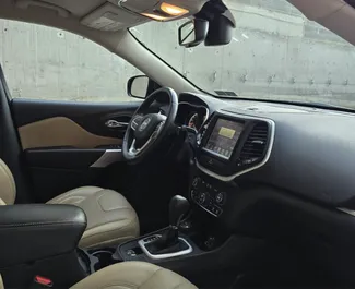 Interiér Jeep Cherokee k pronájmu v Gruzii. Skvělé auto s 5 sedadly a převodovkou Automatické.