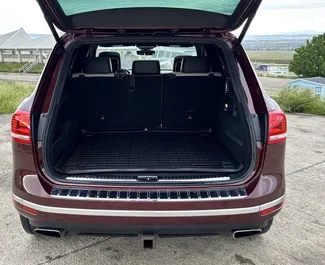 Салон Volkswagen Touareg для аренды в Грузии. Отличный 5-местный автомобиль. ✓ Коробка Автомат.