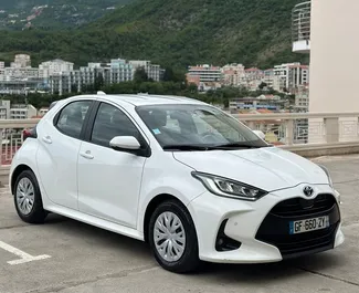 Toyota Yaris 2023 automašīnas noma Melnkalnē, iezīmes ✓ Hibrīds degviela un 116 zirgspēki ➤ Sākot no 30 EUR dienā.