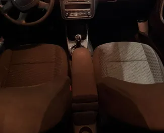 Wnętrze Skoda Fabia do wynajęcia w Albanii. Doskonały samochód 5-osobowy. ✓ Skrzynia Manualna.