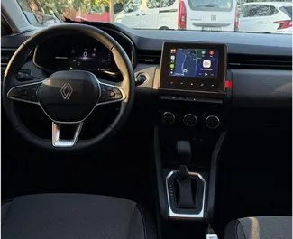 Frontansicht eines Mietwagens Renault Clio 5 am Flughafen Antalya, Türkei ✓ Auto Nr.16625. ✓ Automatisch TM ✓ 0 Bewertungen.