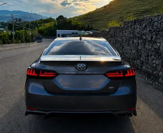 Vista frontale di un noleggio Toyota Camry a Tbilisi, Georgia ✓ Auto #16593. ✓ Cambio Automatico TM ✓ 0 recensioni.