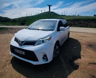 Přední pohled na pronájem Toyota Sienna v Kutaisi, Georgia ✓ Auto č. 15913. ✓ Převodovka Automatické TM ✓ Recenze 1.