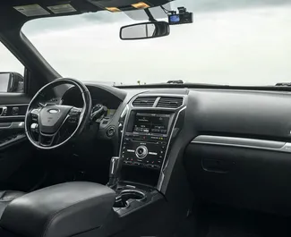Interior de Ford Explorer para alquilar en Georgia. Un gran coche de 7 plazas con transmisión Automático.