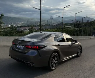 Toyota Camry 2024 con sistema A trazione anteriore, disponibile a Tbilisi.