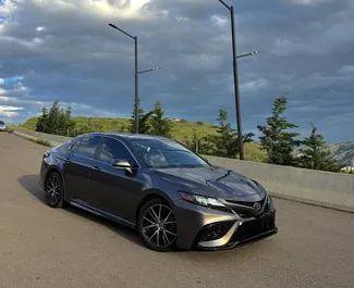 Toyota Camry 2024 disponibile per il noleggio a Tbilisi, con limite di chilometraggio di illimitato.