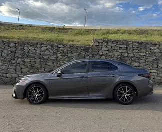 Interni di Toyota Camry in affitto in Georgia. Un'ottima auto da 5 posti con cambio Automatico.