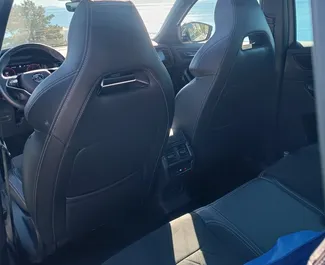 몬테네그로에서에서 대여 가능한 Skoda Kodiaq의 인테리어. 자동 변속기가 장착된 멋진 7인승 차량입니다.