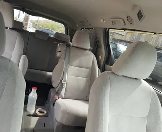 Toyota Sienna 2018 k dispozici k pronájmu v Kutaisi, s omezením ujetých kilometrů neomezené.