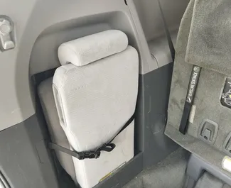 Interiér Toyota Sienna k pronájmu v Gruzii. Skvělé auto s 8 sedadly a převodovkou Automatické.