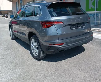 Přední pohled na pronájem Skoda Karoq v Budvě, Černá Hora ✓ Auto č. 16537. ✓ Převodovka Automatické TM ✓ Recenze 0.