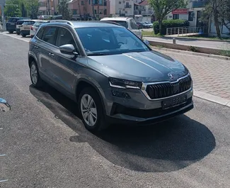 Interiér Skoda Karoq k pronájmu v Černé Hoře. Skvělé auto s 5 sedadly a převodovkou Automatické.
