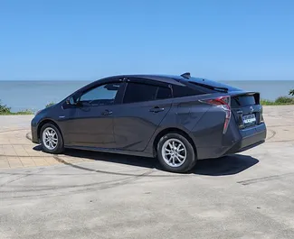 Арендуйте Toyota Prius 2017 в Грузии. Топливо: Гибрид. Мощность: 121 л.с. ➤ Стоимость от 74 GEL в сутки.