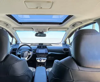 Toyota Prius 2017 для аренды в Батуми. Лимит пробега 300 км/день.