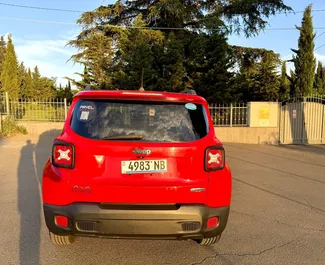 Jeep Renegade kiralama için Gürcistan'da iç mekanı. Harika bir 5 koltuklu araba, Otomatik şanzıman ile.
