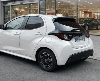 レンタルのToyota Yarisの正面ビュー、ブドヴァにて, モンテネグロ ✓ 車両番号#16540。✓ 自動トランスミッション ✓ 0のレビュー。