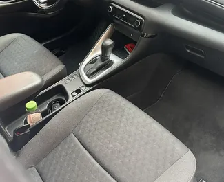 モンテネグロにてでのToyota Yaris 2024カーレンタル、特徴は✓ハイブリッド燃料と115馬力 ➤ 1日あたり35 EURからスタート。
