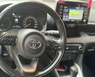 Toyota Yarisのレンタル。モンテネグロにてでの経済, 快適さカーレンタル ✓ 保証金なし ✓ TPL, 乗客数, 海外, デポジットなしの保険オプション付き。