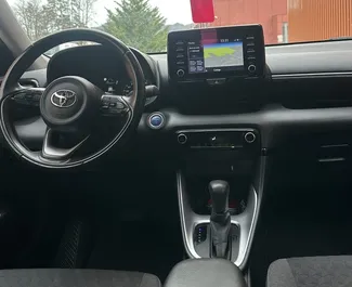 ブドヴァにてでのレンタル用Toyota Yaris 2024のハイブリッド 1.5Lエンジン。