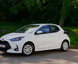 Toyota Yaris 2024 auto rentimine Montenegros, sisaldab ✓ Hübriid kütust ja 105 hobujõudu ➤ Alates 40 EUR päevas.