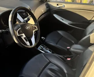 Hyundai Accent 2015 disponible à la location à Durres, avec une limite de kilométrage de illimité.
