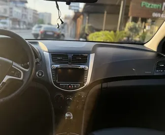 Intérieur de Hyundai Accent à louer en Albanie. Une excellente voiture de 4 places avec une transmission Automatique.