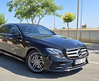 Vista frontale di un noleggio Mercedes-Benz E300 a Larnaca, Cipro ✓ Auto #16602. ✓ Cambio Automatico TM ✓ 0 recensioni.