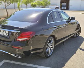 Mercedes-Benz E300 2019 disponibile per il noleggio a Larnaca, con limite di chilometraggio di illimitato.