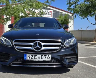 Noleggio Mercedes-Benz E300. Auto Premium per il noleggio a Cipro ✓ Cauzione di Senza deposito ✓ Opzioni assicurative RCT, CDW, SCDW, Giovane.