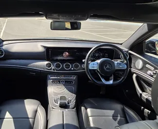 Interni di Mercedes-Benz E300 in affitto a Cipro. Un'ottima auto da 5 posti con cambio Automatico.