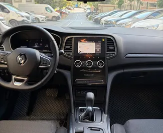 Motor Gasolina 1,3L do Renault Megane Sedan 2025 para aluguel no aeroporto de Antalya.