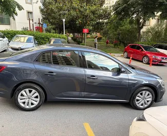 Vista frontal de um aluguel Renault Megane Sedan no aeroporto de Antalya, Turquia ✓ Carro #16596. ✓ Transmissão Automático TM ✓ 0 avaliações.