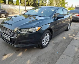 Benzin 2,5L Motor von Ford Fusion Sedan 2015 zur Miete in Tiflis.
