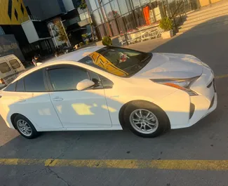 Priekinė automobilio, kurį nuomojate Toyota Prius Tbilisyje, Gruzija vaizdas ✓ Automobilis #16591. ✓ Pavarų dėžė Automatinis TM ✓ Atsiliepimai 0.