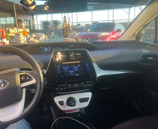 Toyota Prius 2017 automobilio nuoma Gruzijoje, savybės ✓ Benzinas degalai ir 121 arklio galios ➤ Nuo 80 GEL per dieną.