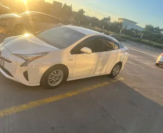 Toyota Prius nuoma. Ekonomiškas, Komfortiškas automobilis nuomai Gruzijoje ✓ Be užstato ✓ Draudimo pasirinkimai: TPL, FDW, Keleiviai, Vagystė.