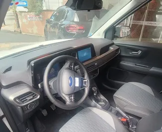 Innenraum von Ford Courier zur Miete in der Türkei. Ein großartiges 4-Sitzer Fahrzeug mit Schaltgetriebe Getriebe.