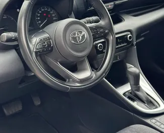 Toyota Yaris interjers nomai Melnkalnē. Lieliska 5 sēdvietu mašīna ar Automātiskais pārnesumu kārbu.