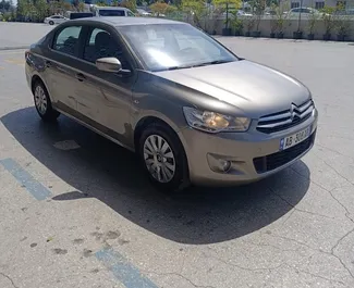 Vooraanzicht van een huurauto Citroen Elysee in Tirana, Albanië ✓ Auto #15430. ✓ Transmissie Handmatig TM ✓ 0 beoordelingen.