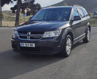 Арендуйте Dodge Journey 2018 в Грузии. Топливо: Бензин. Мощность: 173 л.с. ➤ Стоимость от 100 GEL в сутки.