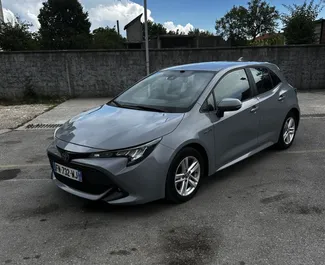Vista frontale di un noleggio Toyota Corolla a Budva, Montenegro ✓ Auto #16510. ✓ Cambio Automatico TM ✓ 0 recensioni.