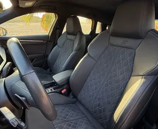 Audi S3 salono nuoma Ispanijoje. Puikus 4 sėdimų vietų automobilis su Automatinis pavarų dėže.