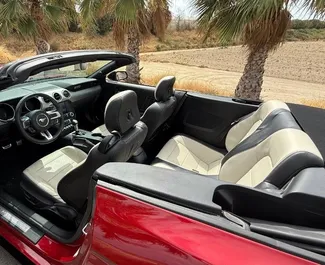 Interiér Ford Mustang Cabrio k pronájmu ve Španělsku. Skvělé auto s 4 sedadly a převodovkou Automatické.