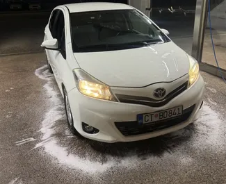 Kiralık bir Toyota Yaris Budva'da, Karadağ ön görünümü ✓ Araç #16769. ✓ Manuel TM ✓ 0 yorumlar.